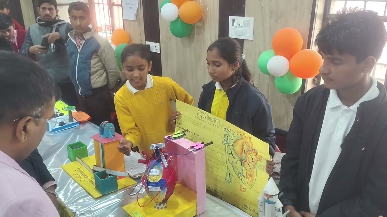  डी एम सर खुश होकर छात्रा को .....राष्ट्रीय आविष्कार अभियान