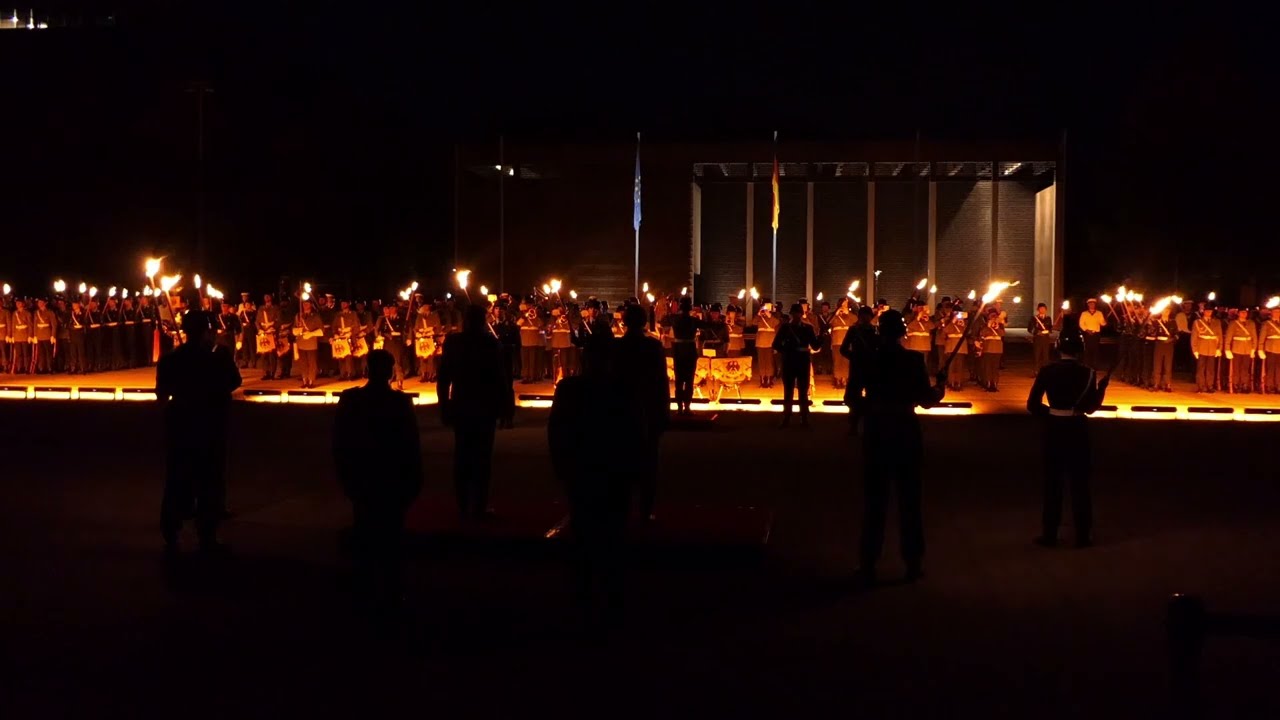 Rot scheint die Sonne - Lied der Fallschirmjäger