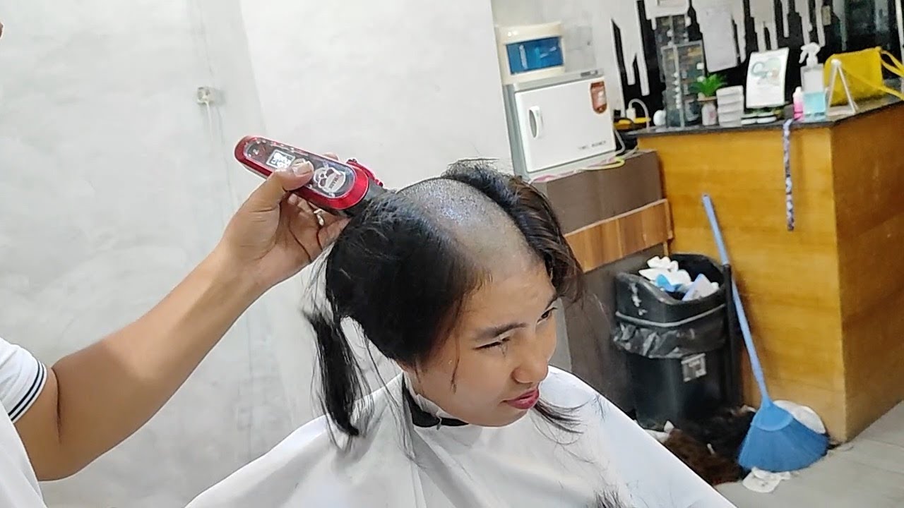 Beautiful hot model shaves off all her hair & eyebrows at barbershop