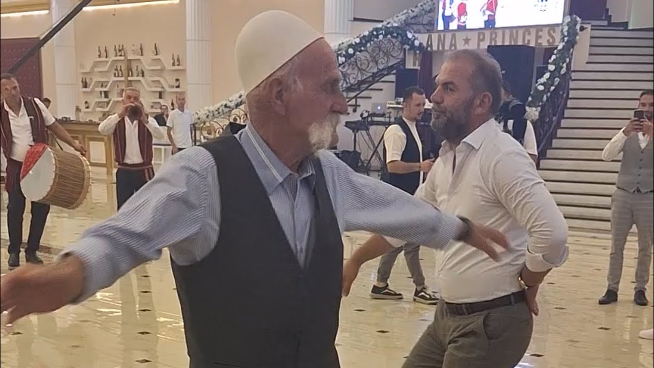 Rifat Jashari dhe djali i Adem Jasharit kërcejnë së bashku në një dasmë