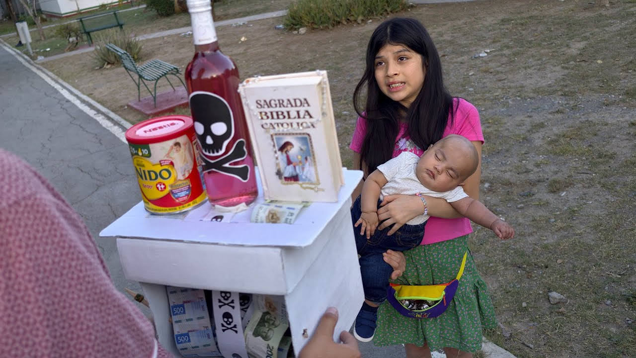 Niña con bebé escoge botella en lugar de la leche y la razón nos hizo llorar a todos 😭