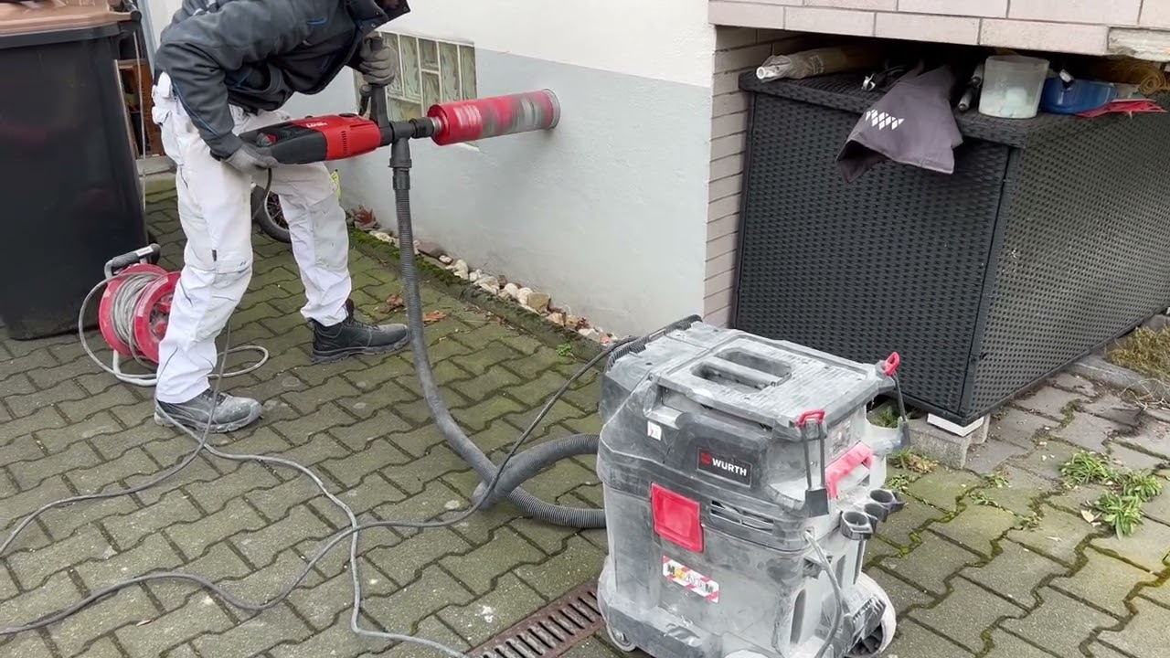 Kernbohrung f&uuml;r einen L&uuml;fter gegen Feuchtigkeit im Keller. Einbau eines hydrostatischen L&uuml;fters