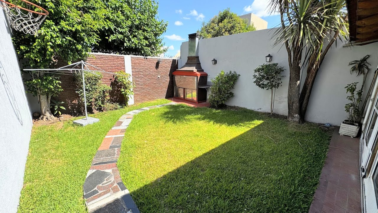 CASA PH 3 AMBIENTES CON PARQUE, QUINCHO Y COCHERA EN VILLA MADERO SOBRE AV VELEZ SARSFIELD