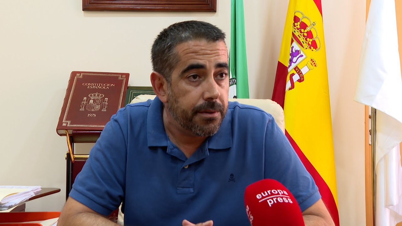 Casariche (Sevilla) ha podido abastecerse de agua gracias a un cami&oacute;n cisterna, cubos y garrafa