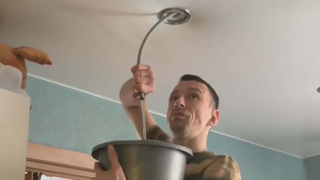 Жилец отсасывает воду с потолка - по ведру с комнаты. Real video