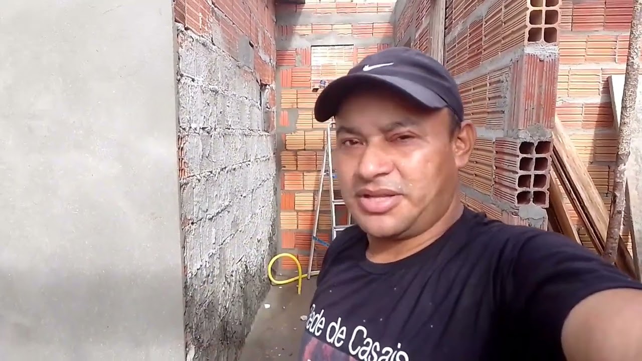 mostrando o reboco perfeito em algumas paredes mal feitas