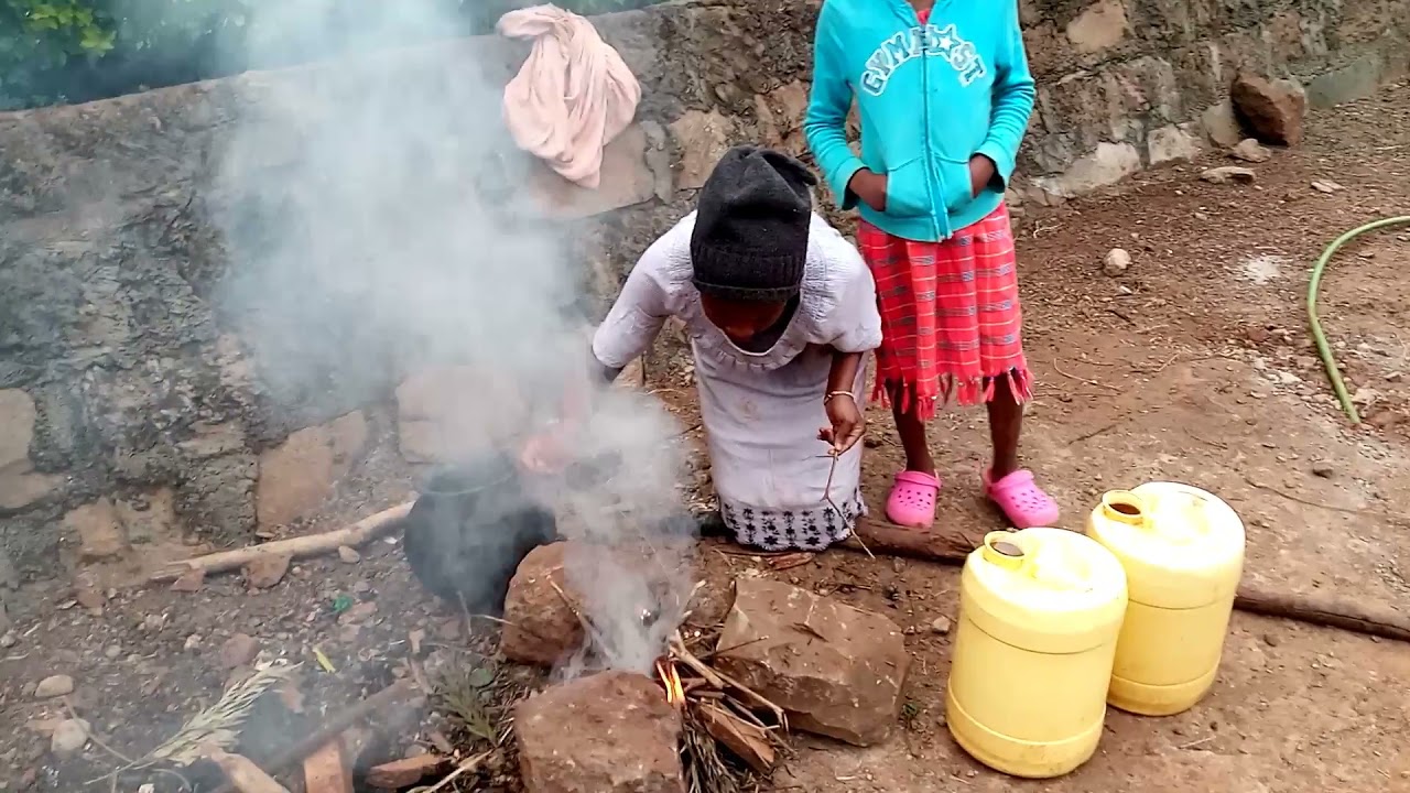 HOW TO PREPARE FOOD IN AN AFRICAN CLAY POT.