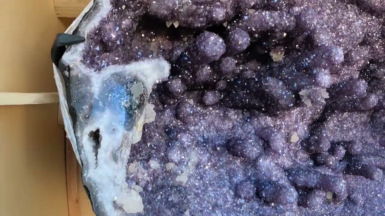 Walking All Around the Largest Gem Show in the World, Tucson Arizona. #amethyst #quartz #crystals