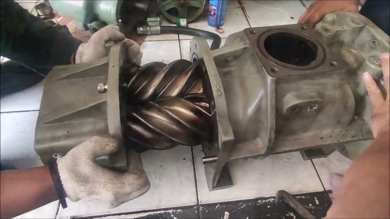 Servis Vidalı Kompresör Kobelco AG22, Sıkışmış Vidalı Rotor Vidası ve Yağ Karbon Gibi Görünüyor
