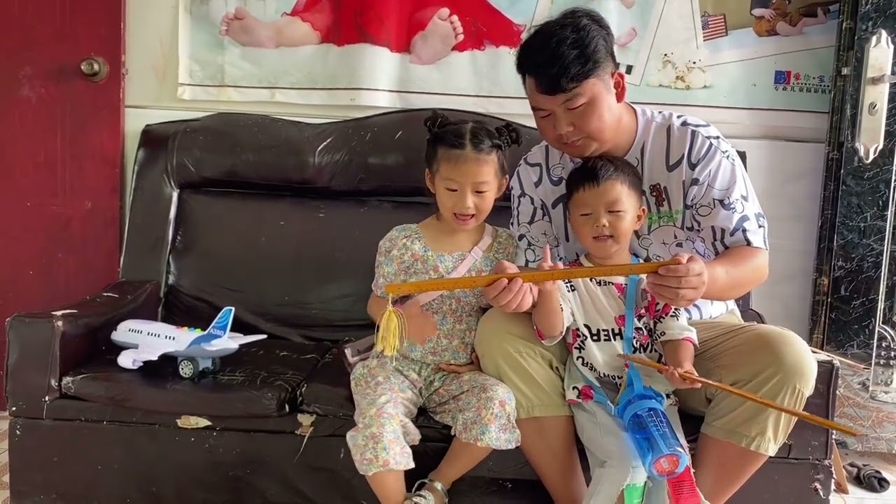老四买来两把戒尺给孩子立家规，看八妹小九挨打的反应，笑翻了