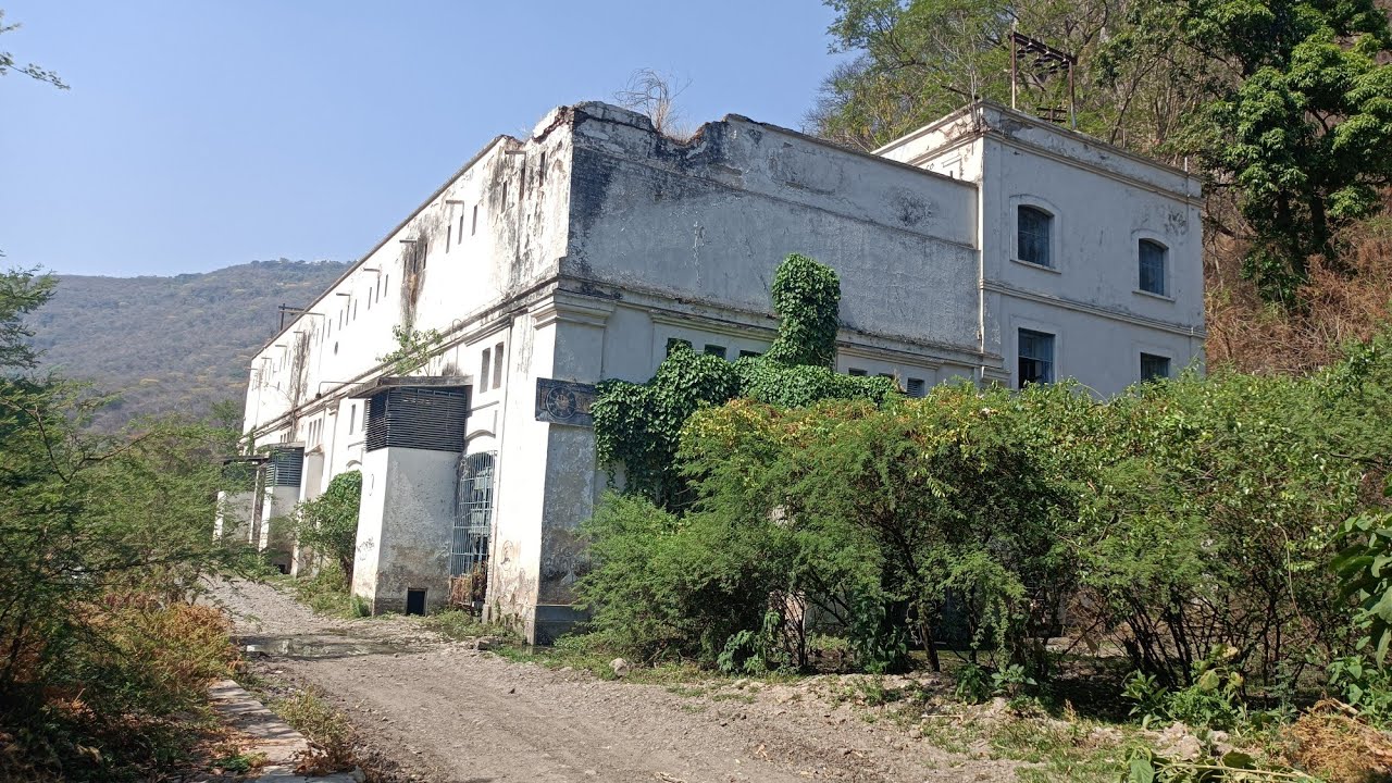 tenebrosa hidroel&eacute;ctrica abandonada al fondo de la barranca