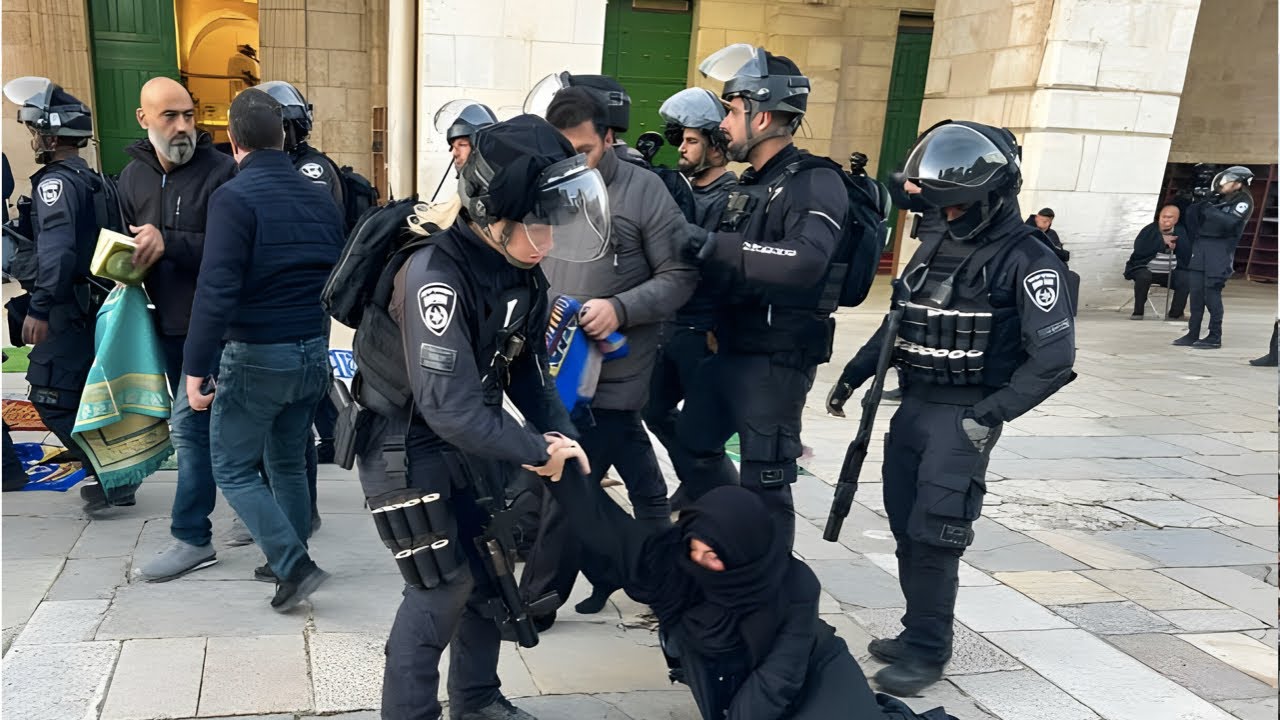 today Israeli forces are Pulling Out  Palestinians from Al AQSA Mosque | Current Situation in AQSA