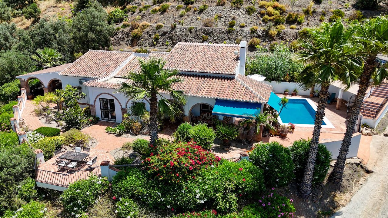 Villa El Cerillo is a charming 3 bedroom 3 bathroom property located near the village of Alcaucin