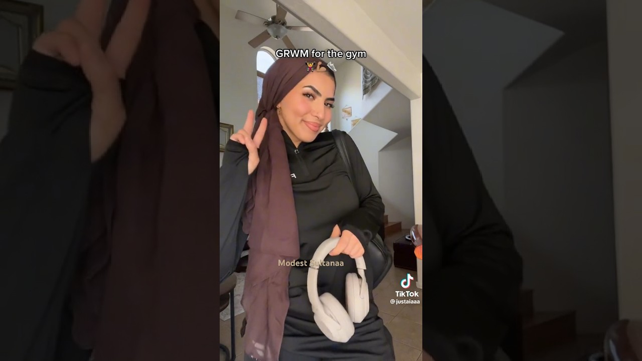 Hijabi getting ready for the gym 🎧🏋️&zwj;♀️🤎 #hijabers #hijabi #hijabista #hijabiz #hijabfashion