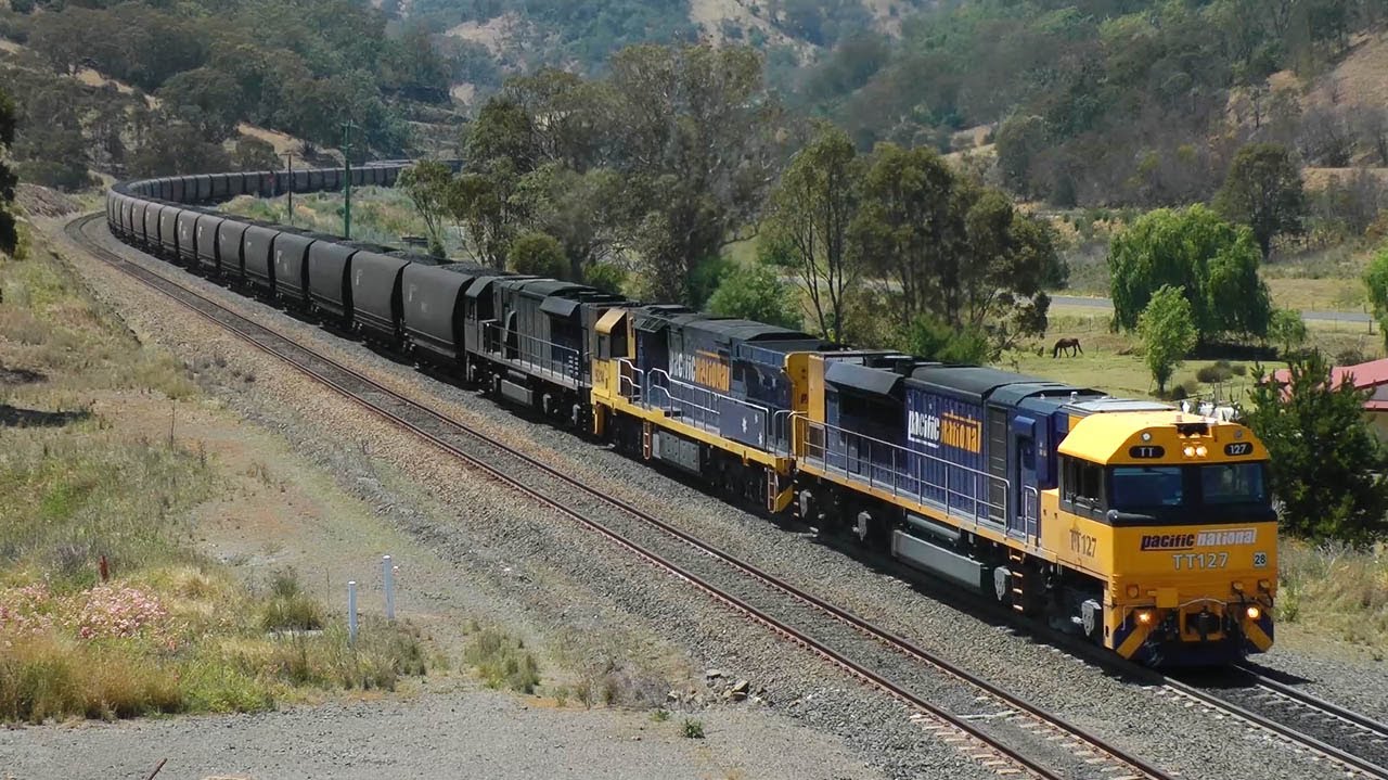 Coal Trains on 2.5% grades (1 in 40) - Main North 7 Nov 2013: Australian Trains