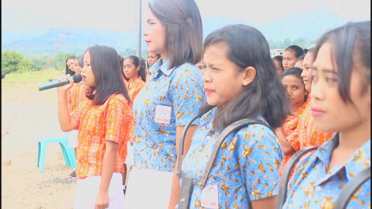 MEMUKAU SUARA SERIOSA SISWI SMA PANCASILA DALAM  HUT RI KE 72 MANGGARAI TIMUR