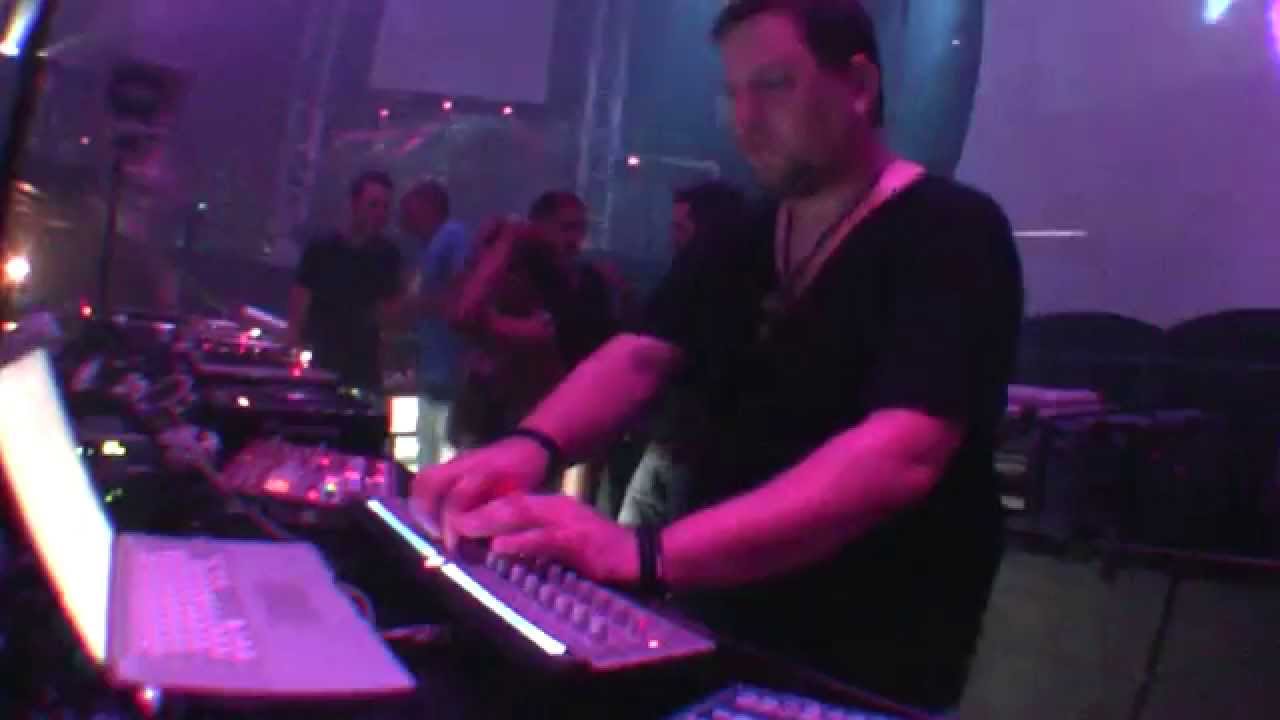 Sebo K & Metro - Saxtrack (Reboot Twisted Fist Remix) [played by Reboot Live]