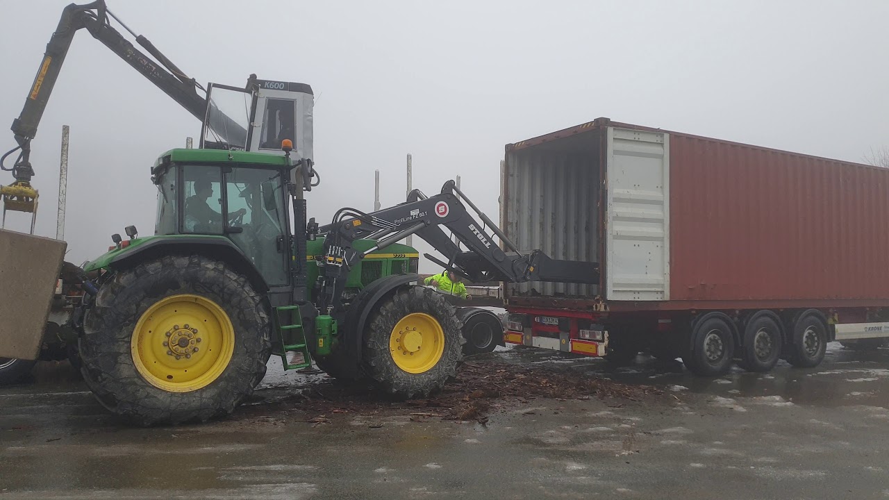 Langholz verladung in den Container.  Nachschieben.