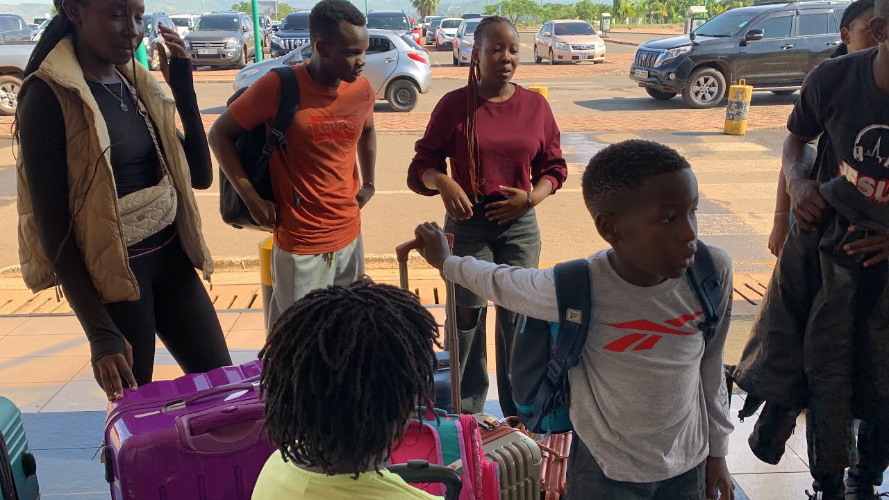 Seeing off my aunt's family as they travel to Canada🇨🇦 #familytime #travel ​⁠✈️✈️✈️