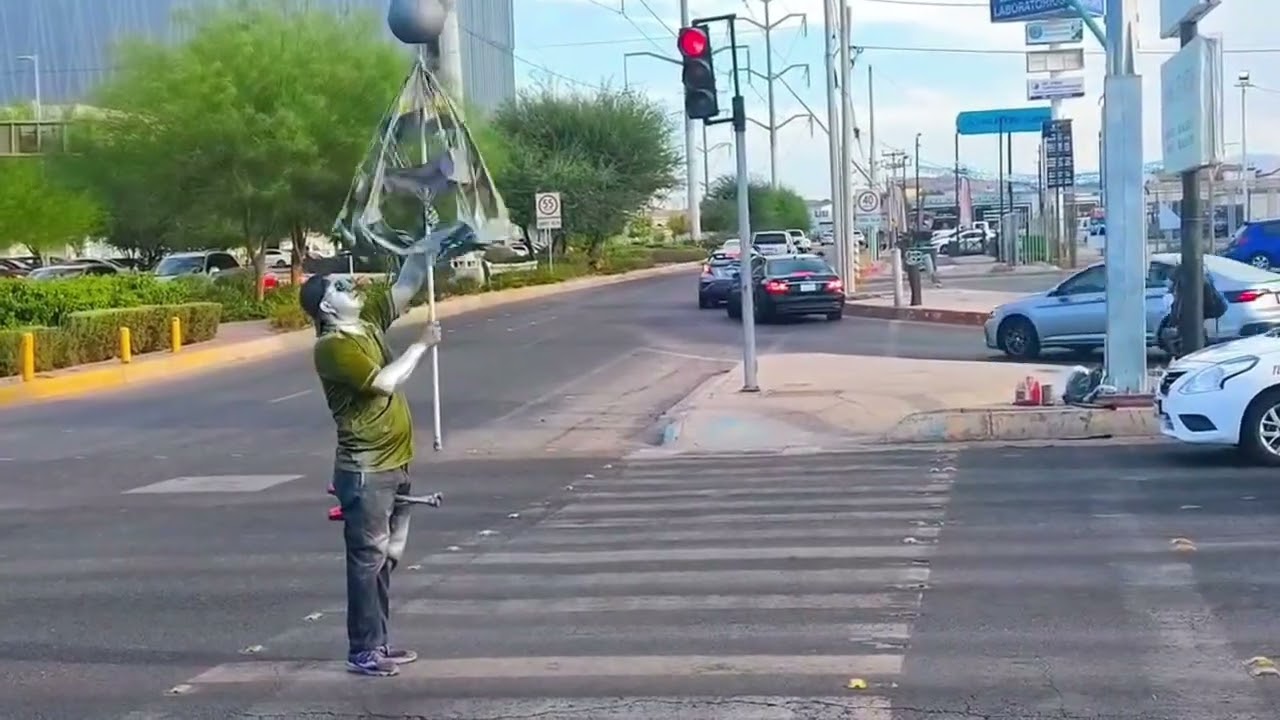 Choque entre autos por la calzada del cetis  