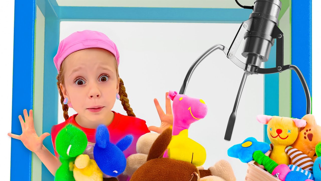 Nastya ve Evelyn Barbie meydan okuması oynuyormuş gibi yapıyorlar - Bir saatlik video dizisi
