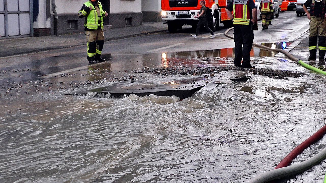 [MASSIVER WASSERROHRBRUCH | SOLINGEN] - Straße aufgeplatzt überschwemmt & Keller vollgelaufen -