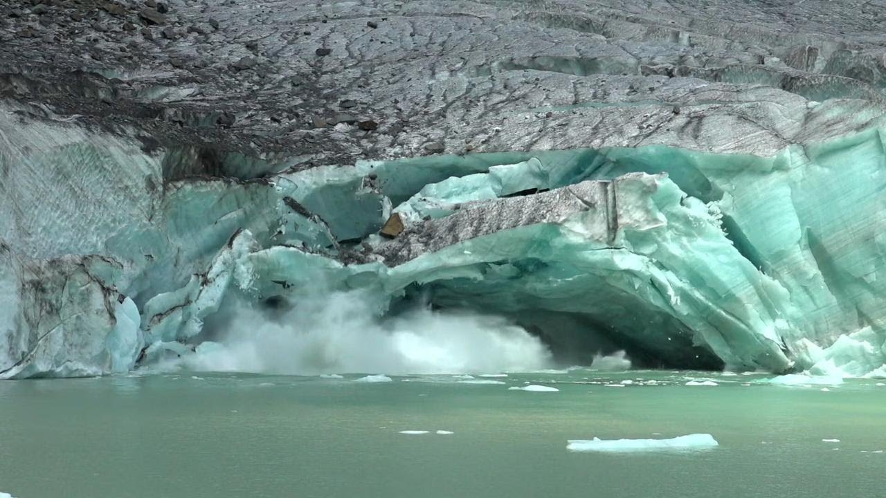 Clima, fonde il ghiacciaio Fellaria: crollano enormi blocchi di ghiaccio dalla vedretta