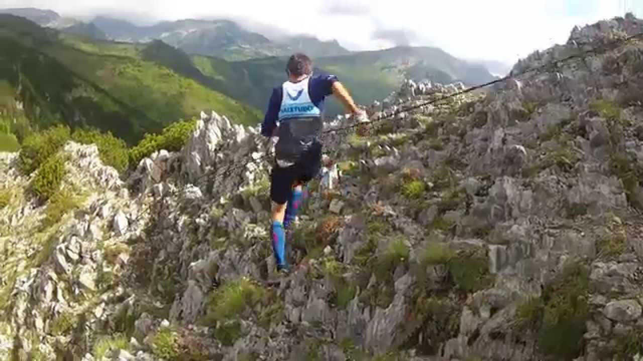 Retezat Trail Race Intersport - primii concurenti coboara dinspre Vf. Piule spre Saua Scorota