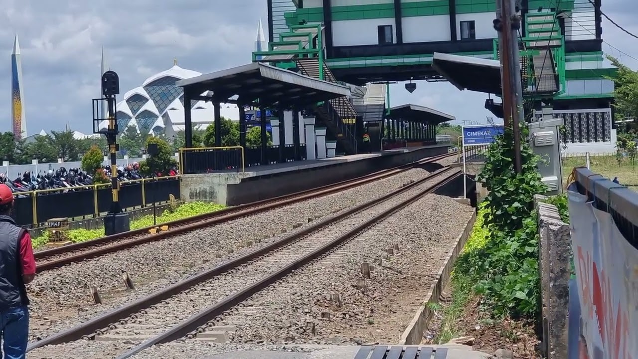 @WandaTau-ru8uu Pasundan lewat Cimekar #keretaapi 