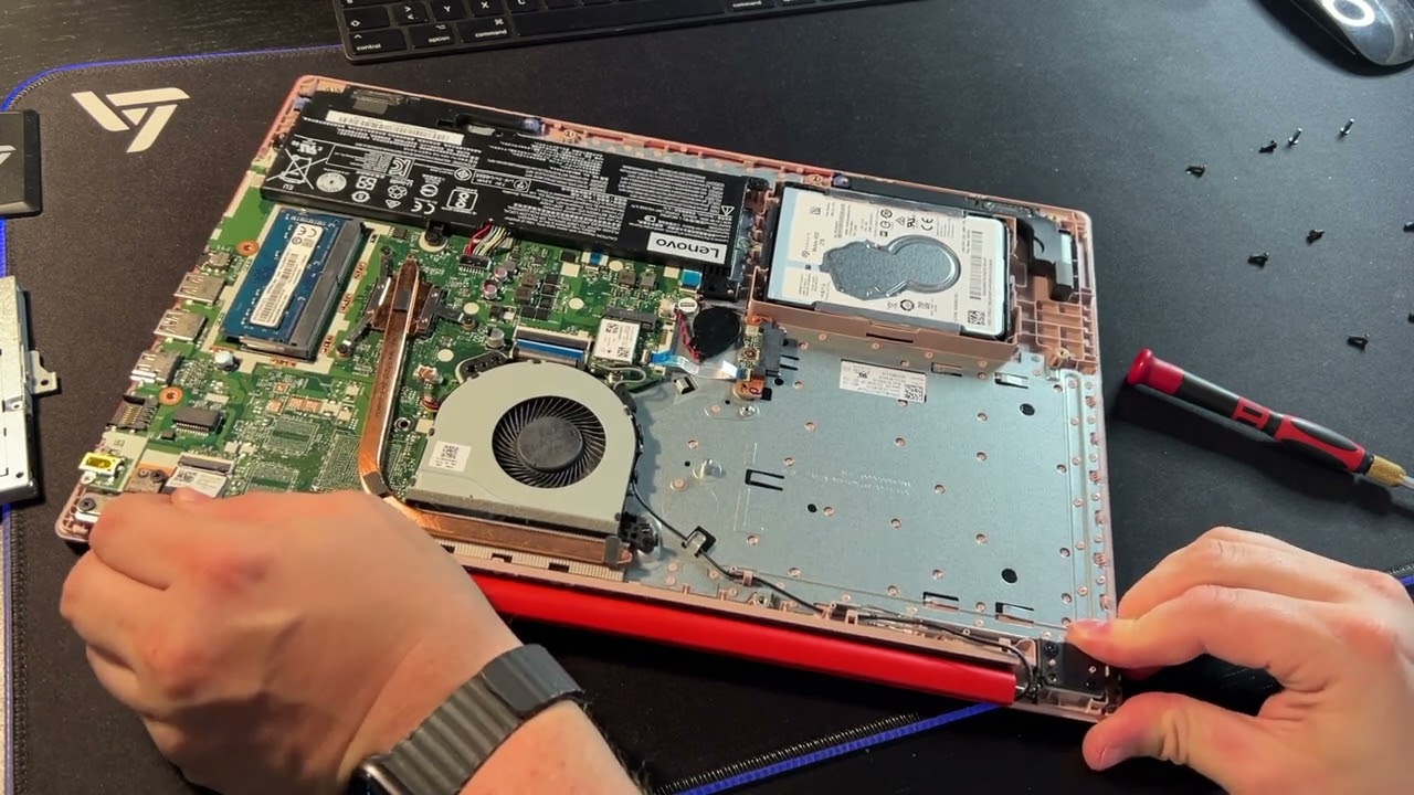 Lenovo Ideapad 320-15AST öffnen und Displayleiste befestigen / open