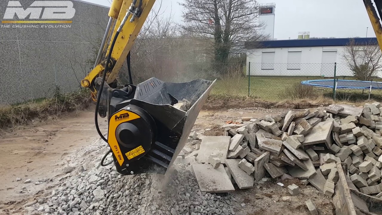 Steine brechen an einem Minibagger mit dem MB-L140
