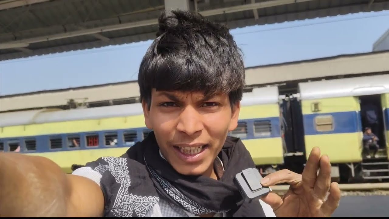 Howrah station ka upar Se kuchh gajab seen hai Radhe Radhe 🙏🏻🙏🏻#video #yashomatimaiyasebolenandlala 