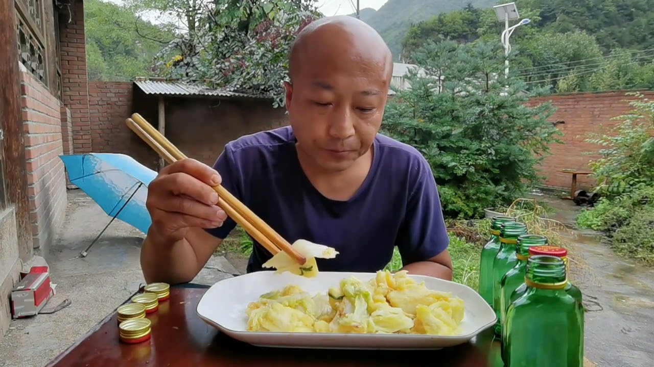 白菜炒馍馍一盘，再喝点几瓶小酒，一顿上午的饭就这样了 #我的乡村生活