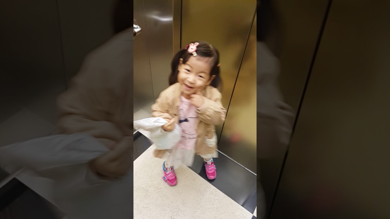 하원길에 그녀,어린이집다니는 네살