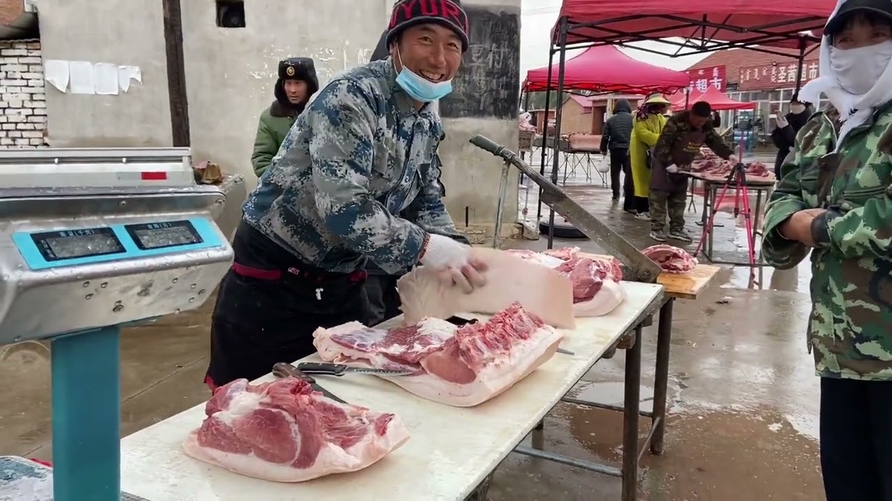 刘营子集巧遇初雪，两广大哥肥中瘦热情营业，讲真今天可太冷啦 #正宗土猪肉 #放心肉 #赶集 #我的农村生活 #三农