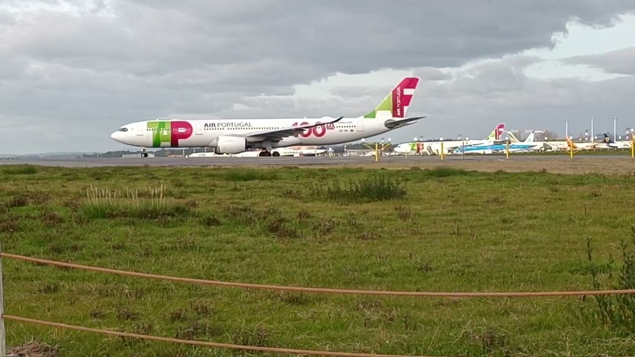 descolagem dois gigantes Airbus A 330 TAP direção brasil outro  lisboa aeroporto do porto 