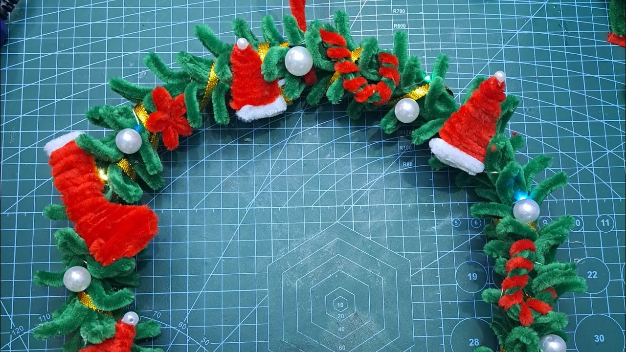 Making a christmas wreath using fuzzy wire/pipe cleaner. #diy #craftideas #handmade #wreath