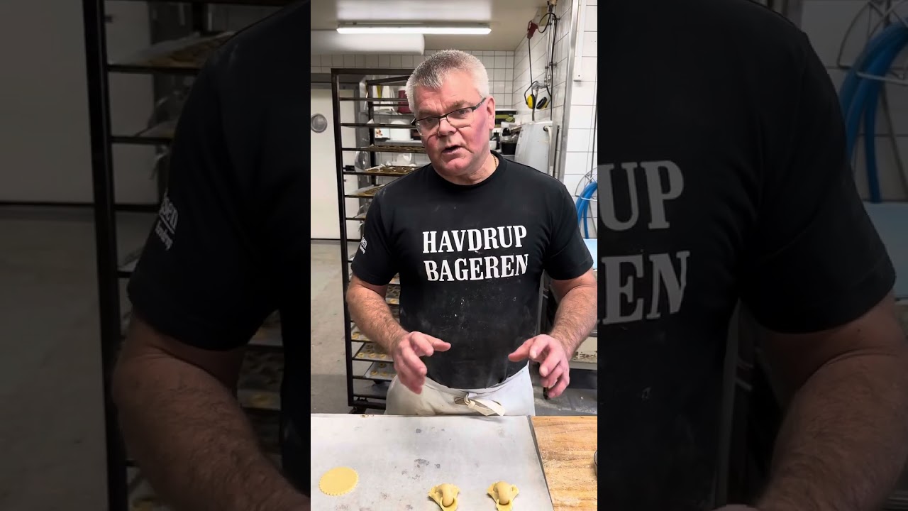 Lær hvordan man laver Napoleons hatte og koøjne ☺️☺️
