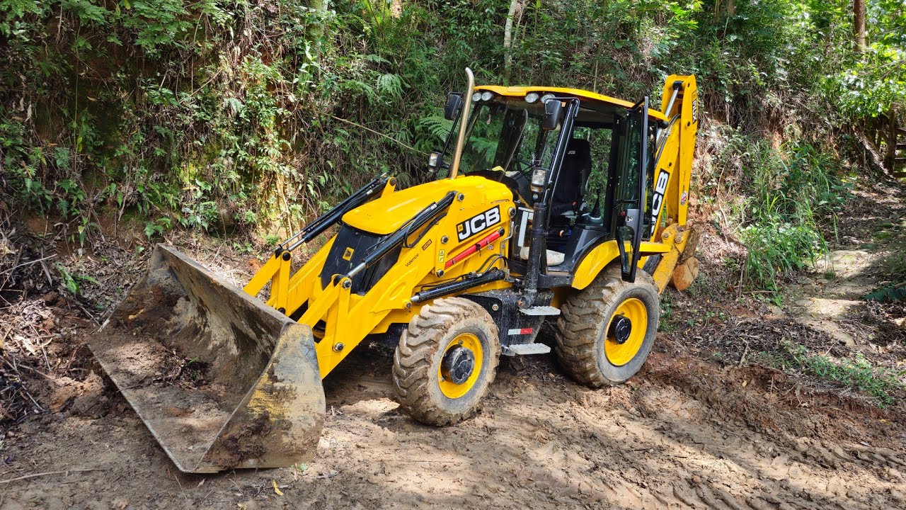 RETROESCAVADEIRA JCB 3CX EMPURRANDO LAMA.#RETROESCAVADEIRA #trator #JCB 