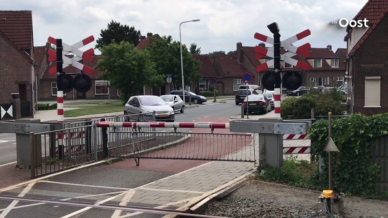 Ook vandaag 'gewoon' weer storing bij spoorwegovergang Almelo de Riet