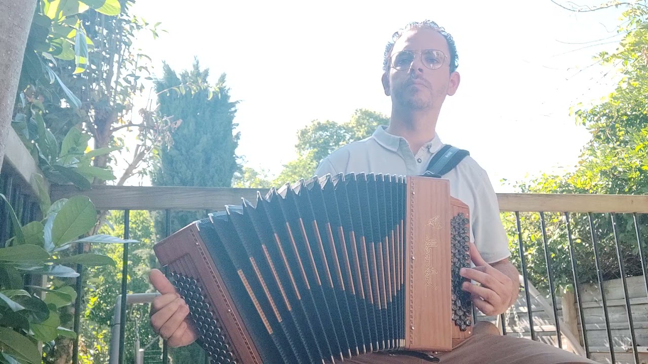 Mon amant de Saint-Jean de  Lucienne Delyle, à l'accordéon chromatique