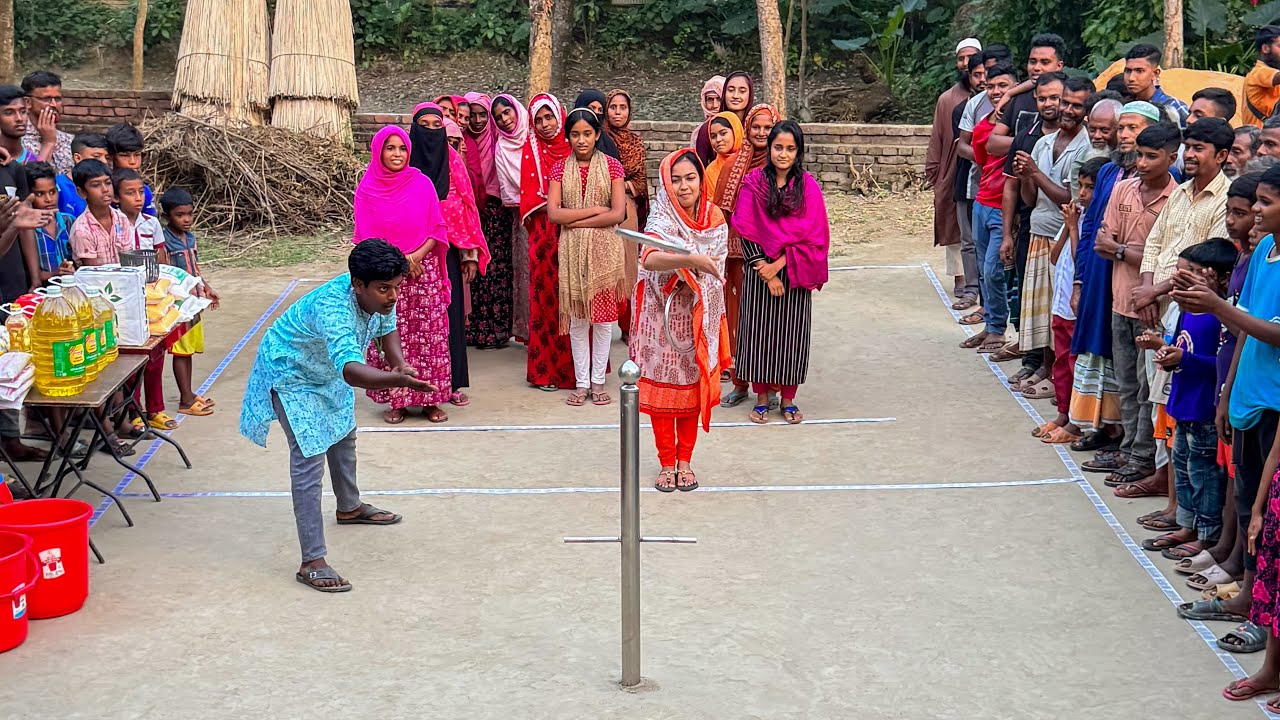রিং ছুড়ে আকর্ষণীয় পুরস্কার জেতার চ্যালেঞ্জ। নতুন গ্রামে আজব খেলায় অংশ নিয়ে সবাই আনন্দে মাতলো
