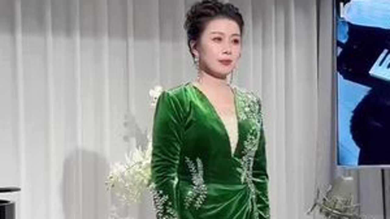 毕业多年的爱徒陈萌璇（2009级在职研究生，现为广西梧州职业学院党委宣传部副部长，副教授）也特别回来参与了在4.19.师门音乐会的表演，演唱了一首好听的古诗词作品《青玉案.元夕》#好听的歌曲分享...