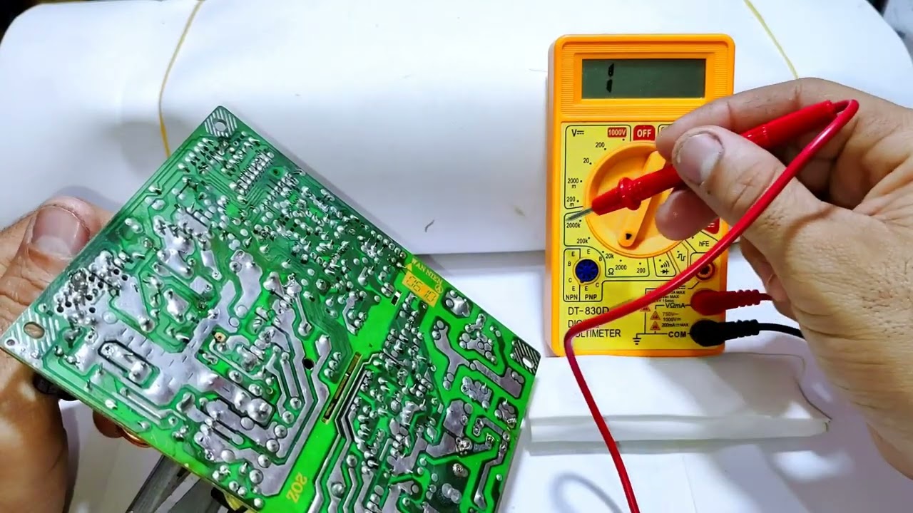 Como testar Capacitor Eletrolítico na placa de circuito usando o multímetro digital.