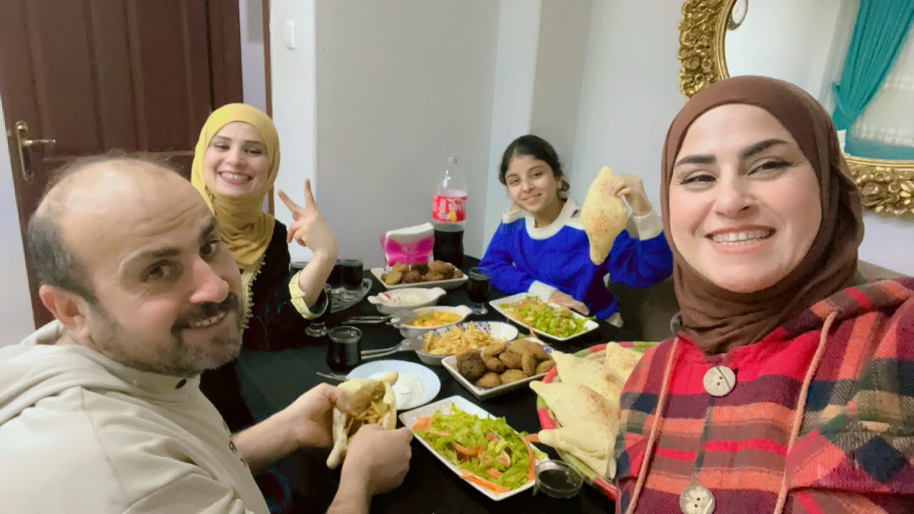 احلى يوم يم بيت اخويه هديل سوت اطيب فلافل عراقيه وصمون حجري 🙏 سويت حواجب هديل صرت ام صالون 😂