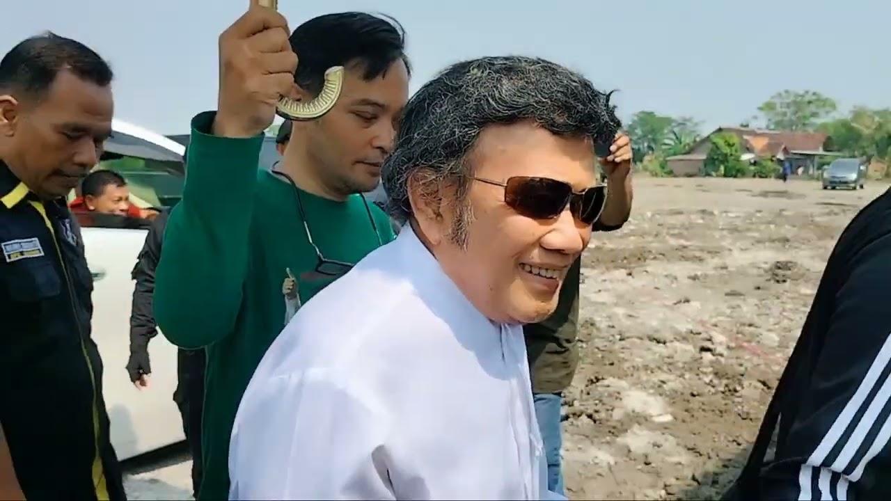 KH.Rhoma irama  melihat perkembangan pembangunan Perguruan Rhoma Irama di Karawang