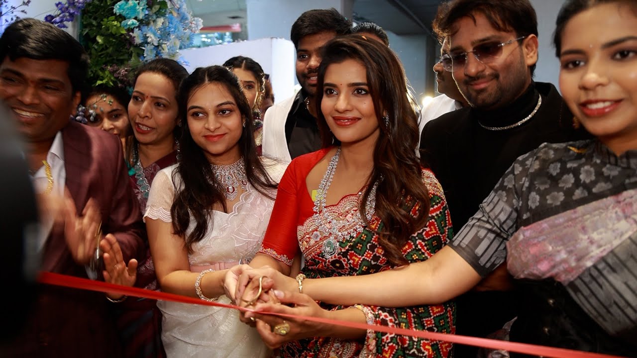 Actress Aishwarya Rajesh Inaugurates Visista Gold and Diamonds Store at Jubilee Hills