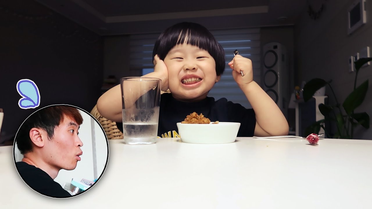 4살 인생 처음으로 튀긴 닭을 먹어본 아기의 현실 반응ㅋㅋㅋㅋㅋㅋㅋ