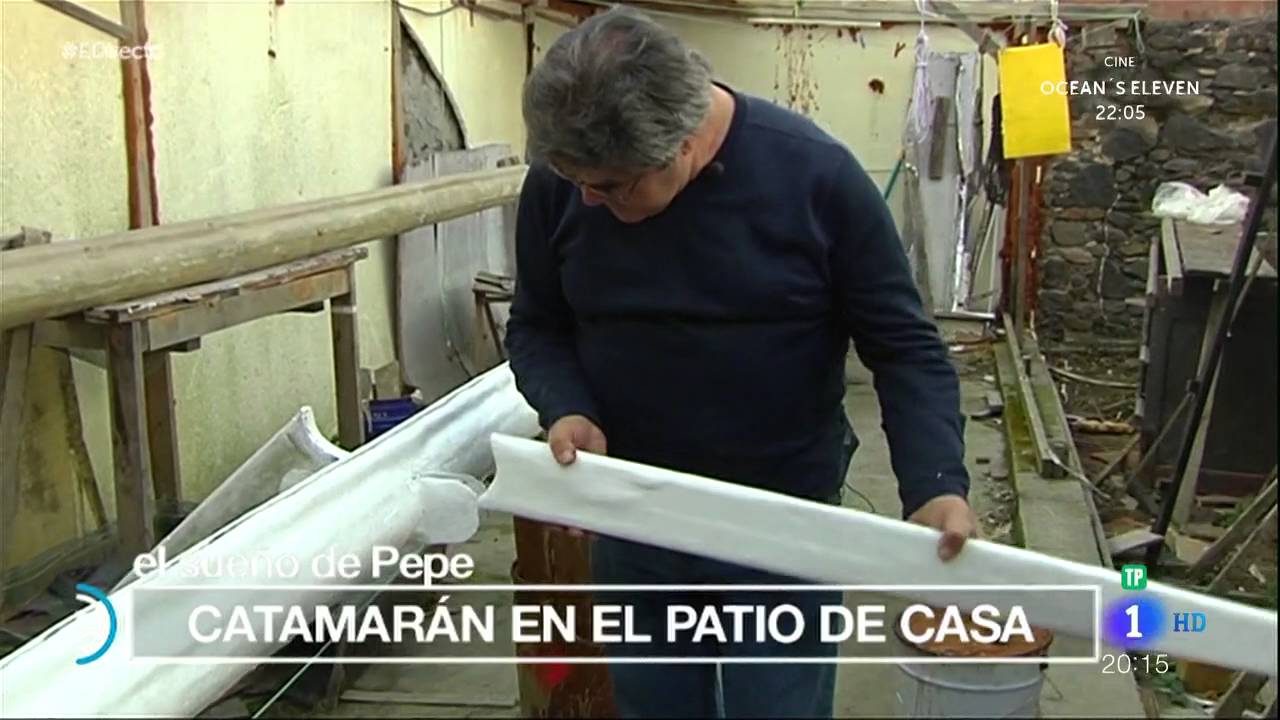 Construye catamaran en el patio de su casa