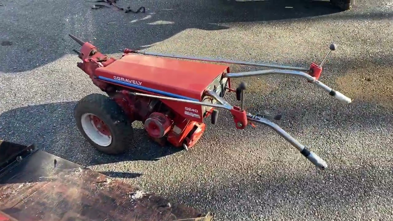 0:55 Kubota B2150 cold start and moving things